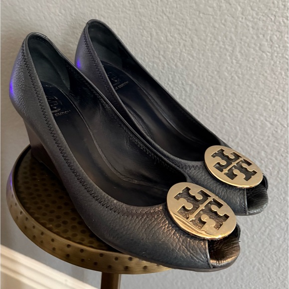 Tory Burch Navy Open Toe Wedges With Gold Emblem - Picture 2 of 13
